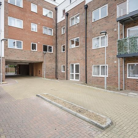 1 Bed Apt Sleeps 4 Luton  Buitenkant foto