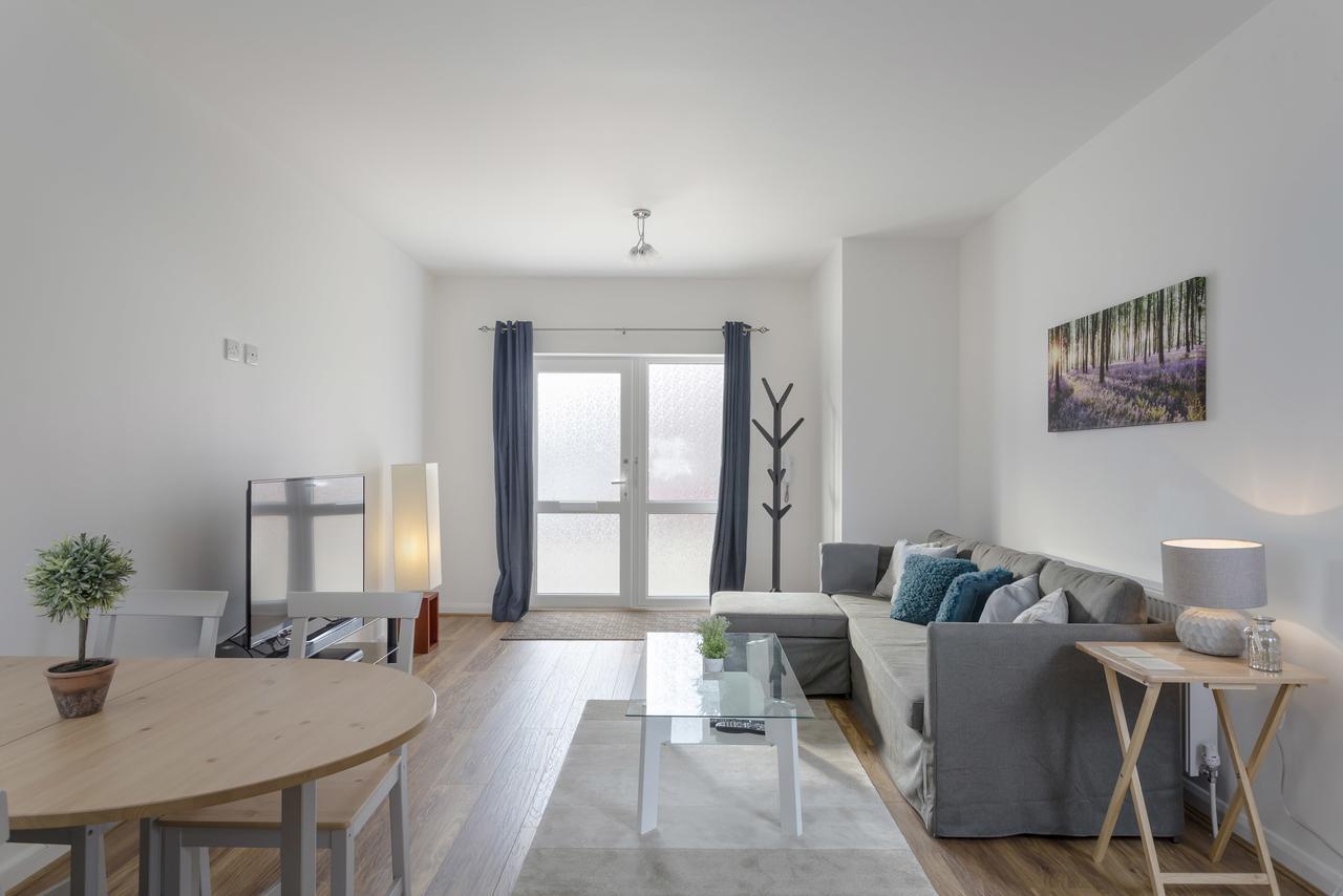 1 Bed Apt Sleeps 4 Luton  Buitenkant foto