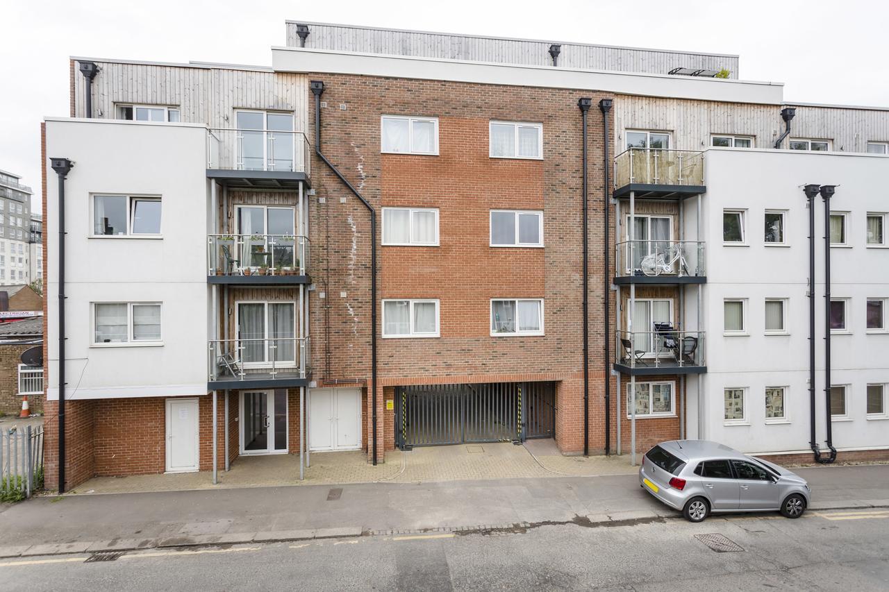 1 Bed Apt Sleeps 4 Luton  Buitenkant foto
