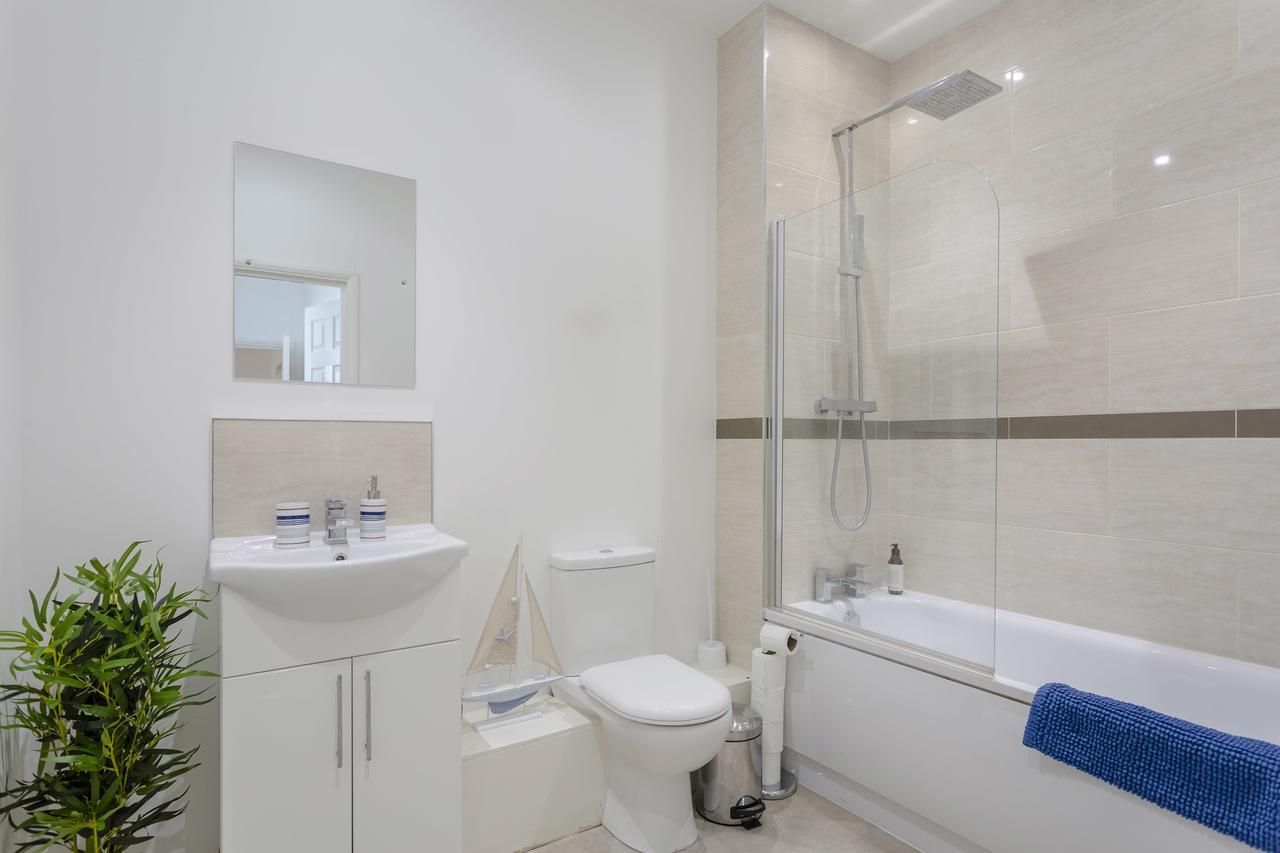 1 Bed Apt Sleeps 4 Luton  Buitenkant foto