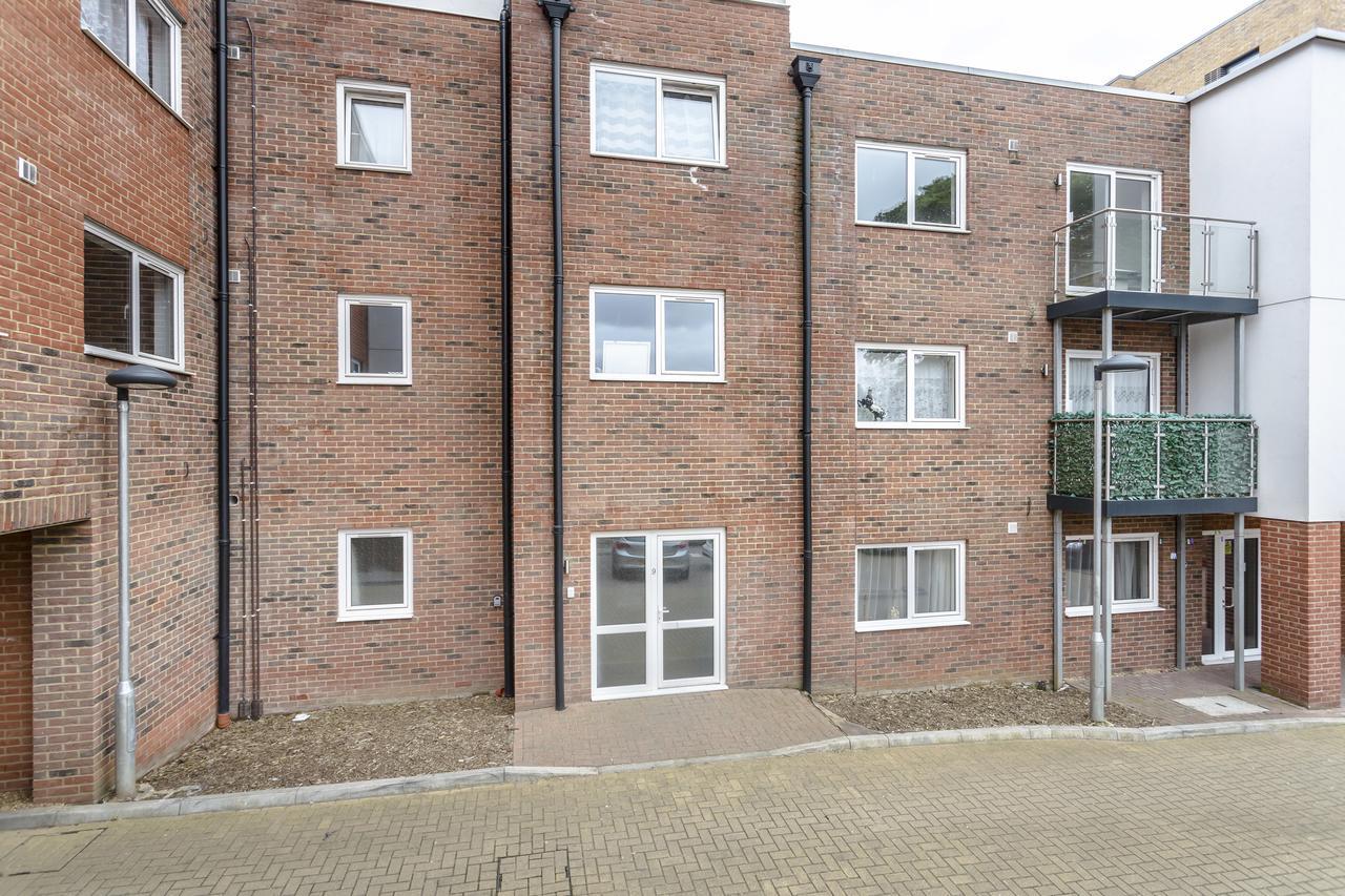 1 Bed Apt Sleeps 4 Luton  Buitenkant foto