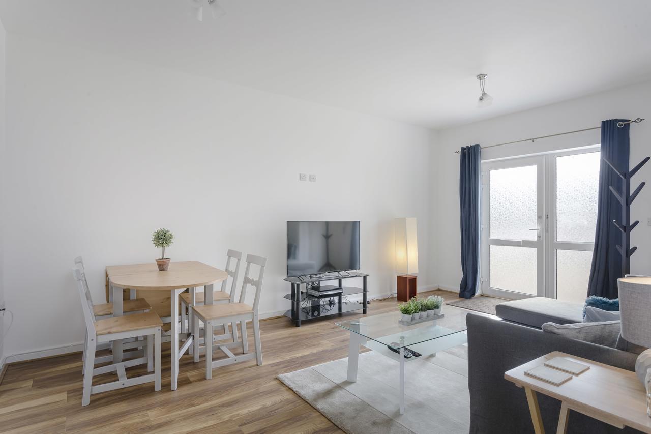 1 Bed Apt Sleeps 4 Luton  Buitenkant foto
