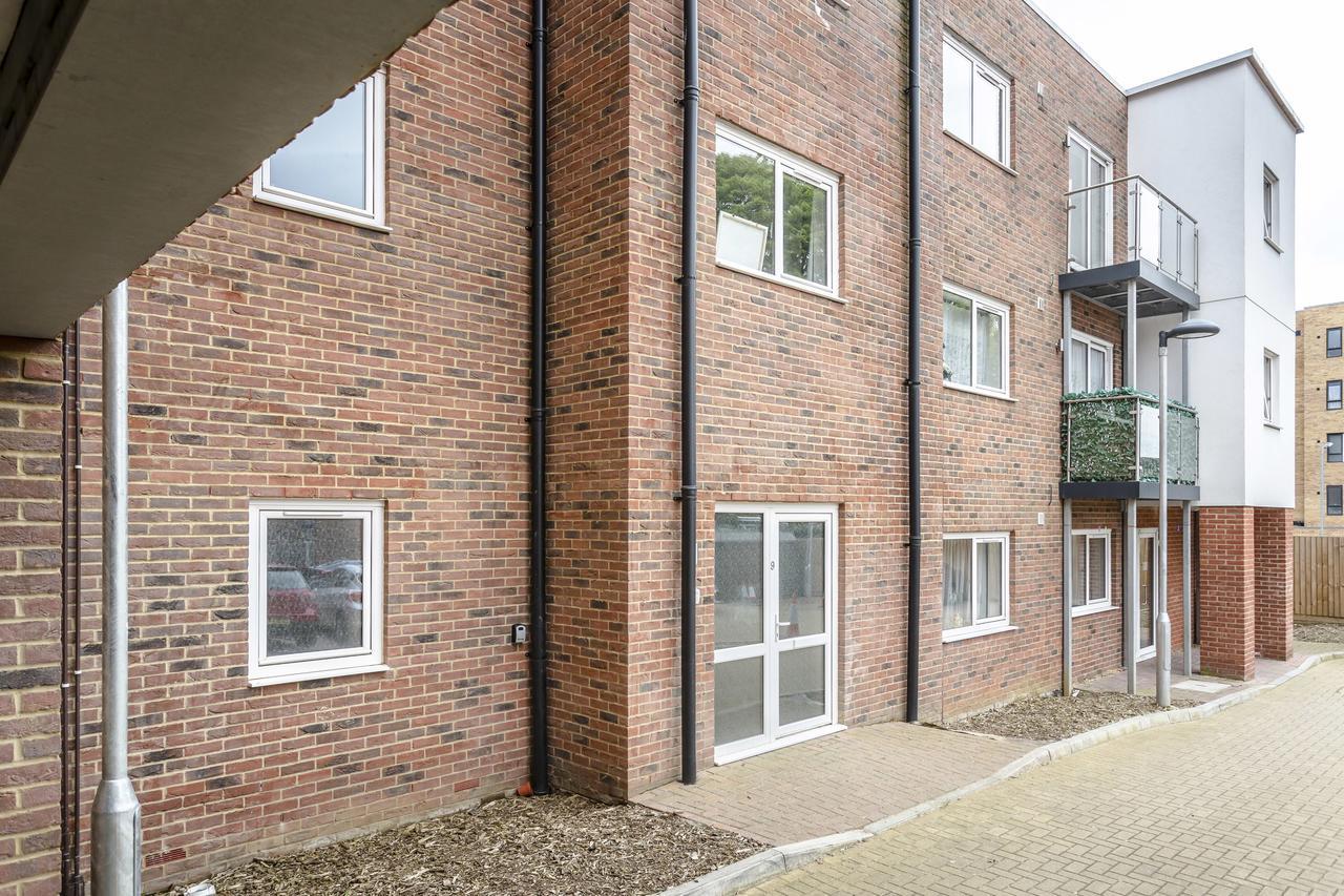 1 Bed Apt Sleeps 4 Luton  Buitenkant foto