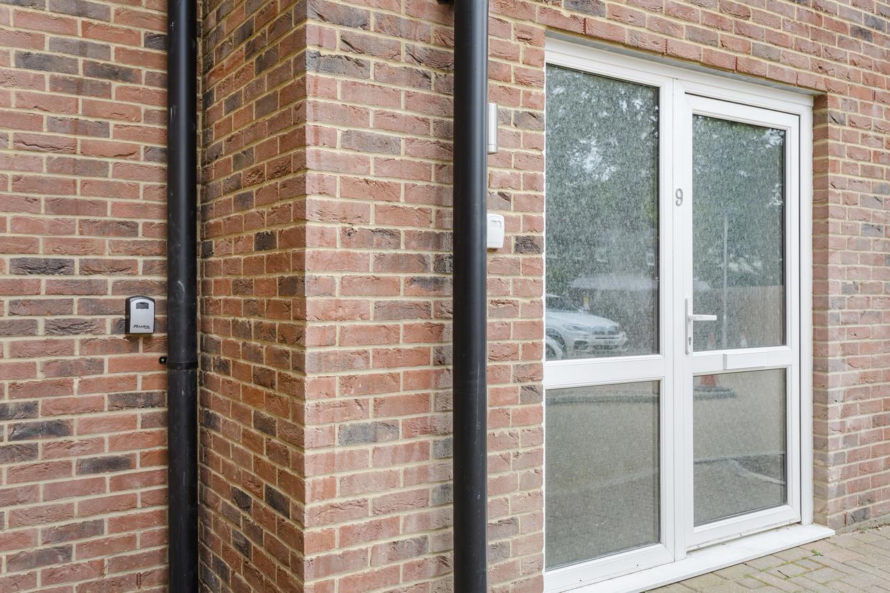1 Bed Apt Sleeps 4 Luton  Buitenkant foto